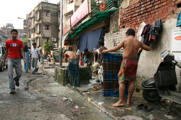 通り、コルカタ、インドでの洗浄 — ストック写真