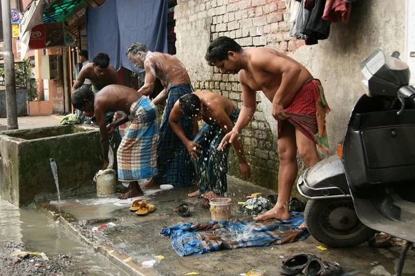 Waschen auf der Straße, Kolkata, Indien — Stockfoto