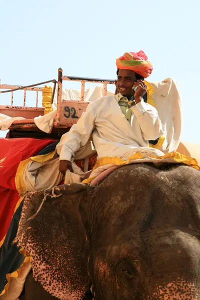 Giro in elefante - forte di amber, jaipur, india — Foto Stock