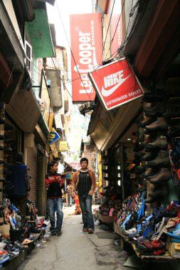 benin yarı çıplak kadın gülümsüyor