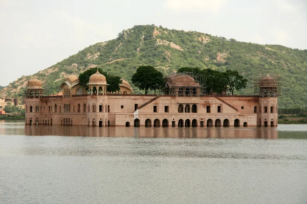 Palácio antigo em Lake - Jaipur, Índia — Fotografia de Stock