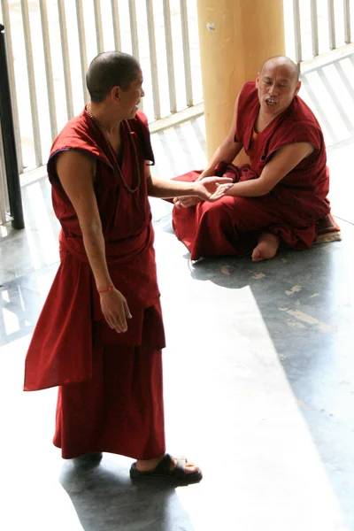 Zakonnicy debaty w domu z Dalaj Lamy, Indie — Zdjęcie stockowe