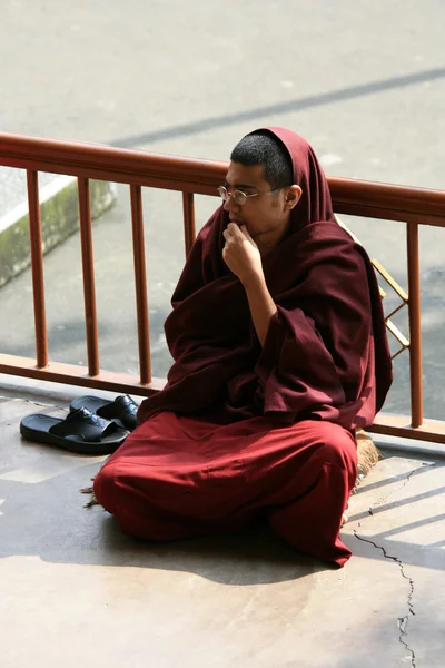 Monges debatendo em casa de Dalai Lama, Índia — Fotografia de Stock