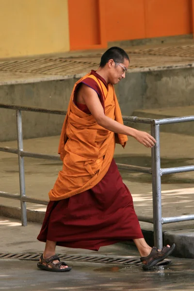Boeddhistische monnik in het huis van dalai lama, india — Stockfoto