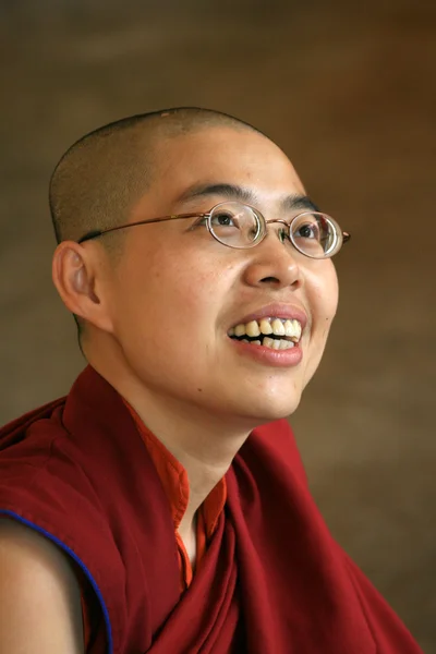 Βουδιστής μοναχός στο σπίτι του Δαλάι Λάμα, Ινδία — Φωτογραφία Αρχείου