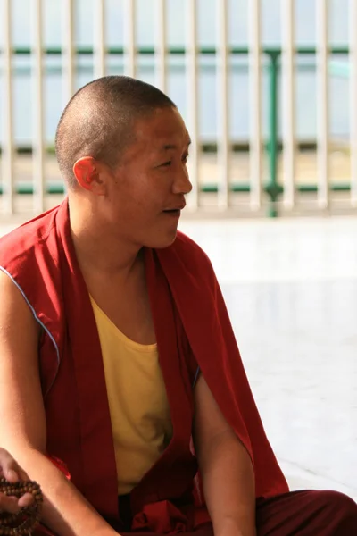 Monje budista en casa del Dalai Lama, India — Foto de Stock