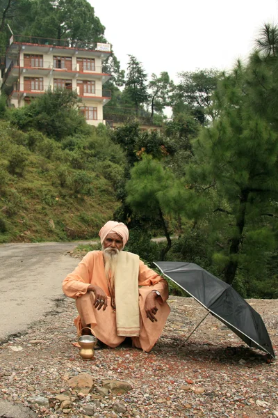 Oude religieuze man - mcleod ganj, india — Stockfoto