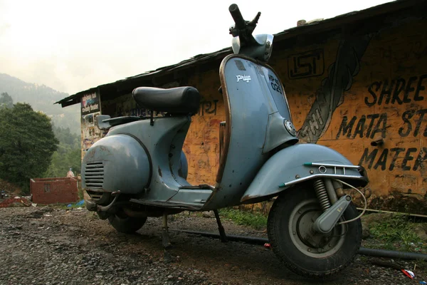 मोटरसाइकिल मैकलॉड गंज, भारत — स्टॉक फ़ोटो, इमेज