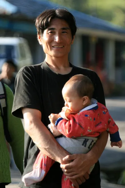 Man met baby, india — Stockfoto