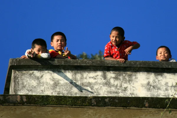 Niños jugando riéndose, India — Foto de Stock