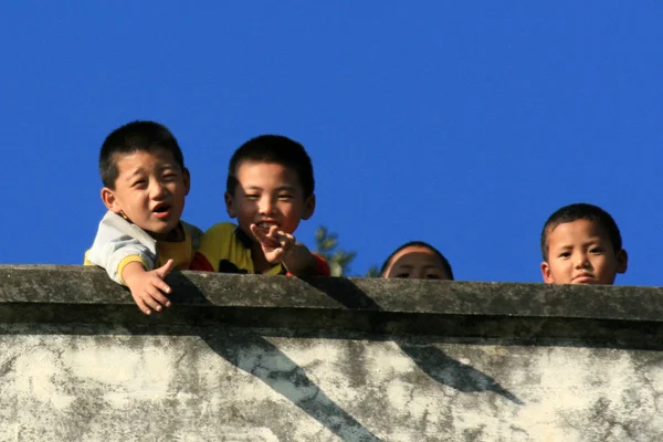 Dzieci bawiące się śmieje, Indie — Zdjęcie stockowe