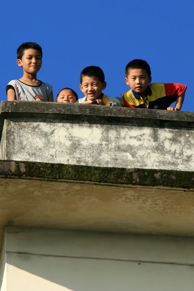 Barn som leker, ler, India – stockfoto