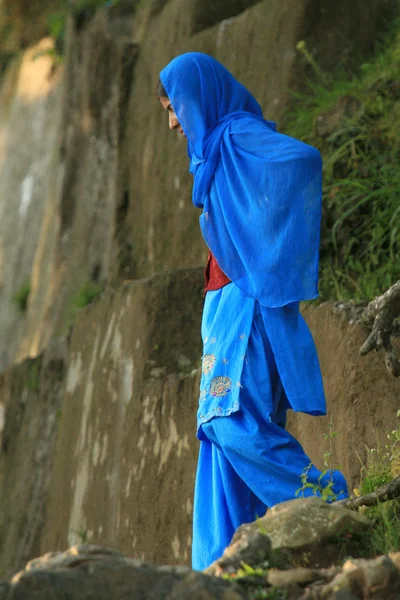 Indiase vrouw - trek naar dal lake, india — Stockfoto