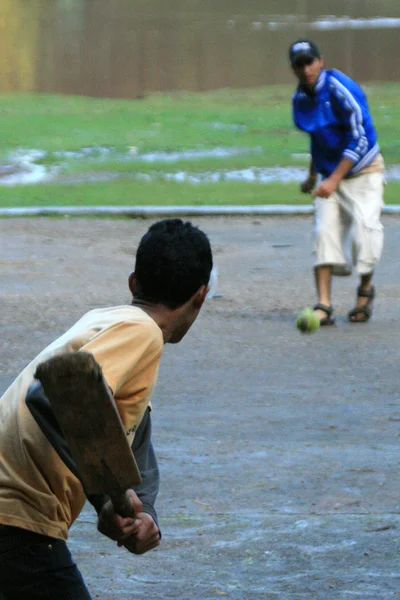 Jóvenes jugadores de críquet, India — Foto de Stock