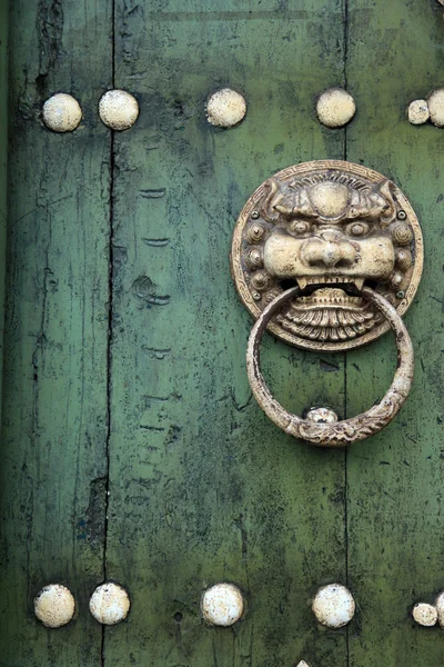 Rustikální dřevěné dveře — Stock fotografie