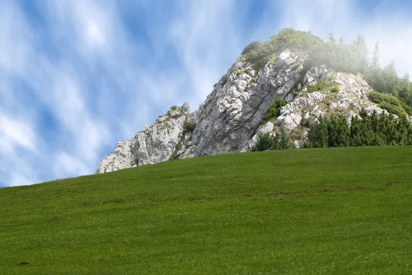 自然风景与侵蚀的岩石山顶 — 图库照片