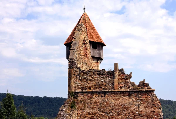 Bevarade ruinerna av sätta en klocka på står hög från carta, Rumänien — Stockfoto