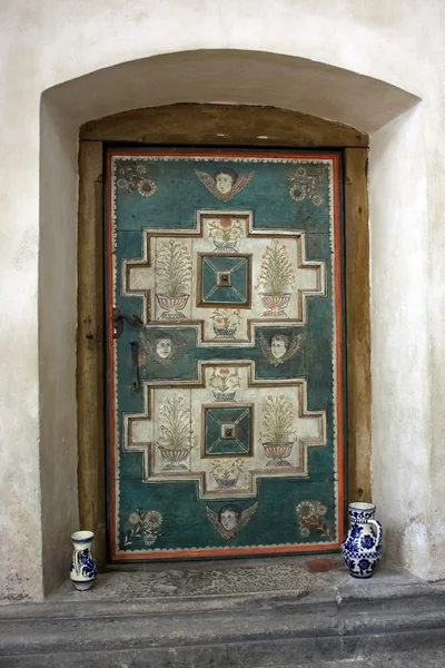Sekulární dveře v cisterciácký kostel z carta, Rumunsko — Stock fotografie