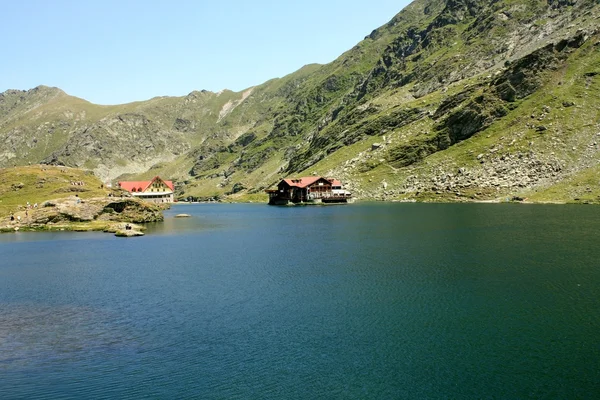 Bergslandskap med balea lake från Rumänien — Stockfoto