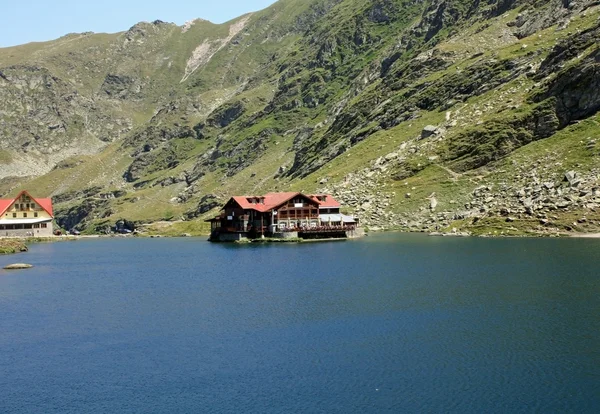 Lac Balea et chalet du même nom, situé au sommet de la route transfagarasane — Photo