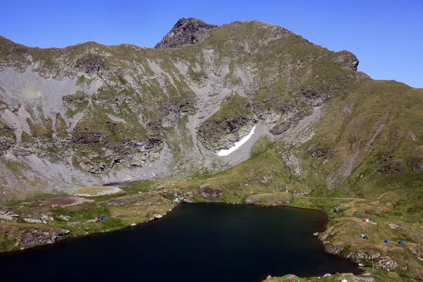 Horská krajina s jezerem koza z fagaras hory — Stock fotografie