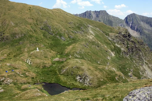 Capra lake från Făgăraş bergen, Rumänien — Stockfoto