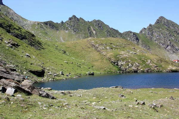 Ορεινό τοπίο και η λίμνη από τη Ρουμανία — Φωτογραφία Αρχείου