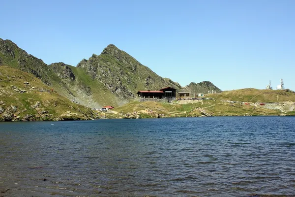 Lago Balea e chalet con lo stesso nome, situato sulla cima della strada transfagarasana — Foto Stock