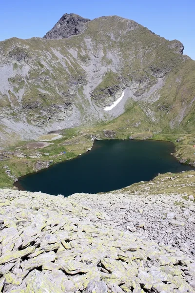 Get sjön från Făgăraş bergen, Rumänien — Stockfoto