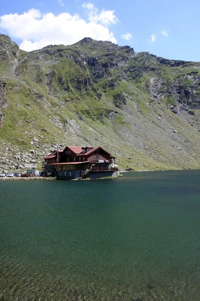 从罗马尼亚 balea 湖的小木屋 — 图库照片