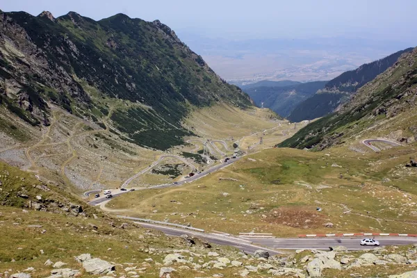 La strada tortuosa Transfagarasan nelle montagne Fagaras, Romania — Foto Stock