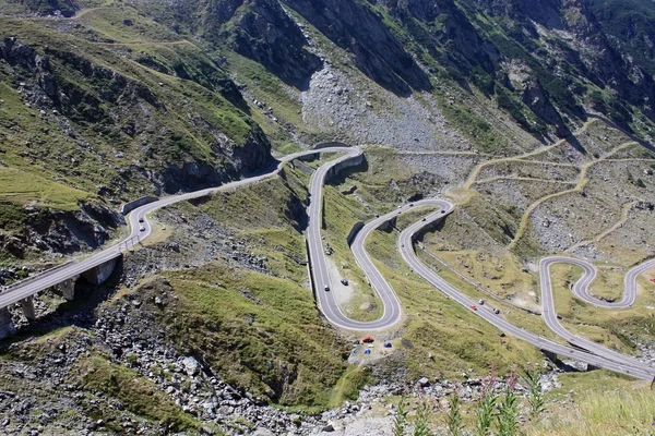De transfagarasan kronkelige weg in de bergen van fagaras, Roemenië — Stockfoto