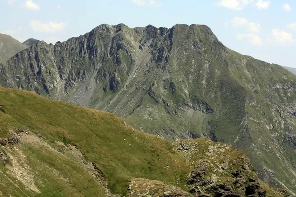 Αλπικό τοπίο σε fagaras βουνά από τη Ρουμανία — Φωτογραφία Αρχείου