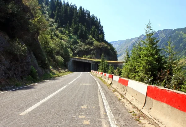 Transfagarasan silnice mezi horami — Stock fotografie