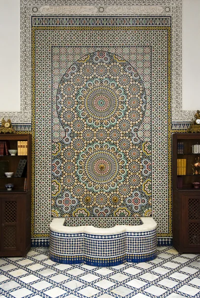 Fountain with ceramic mosaics — Stock Photo, Image