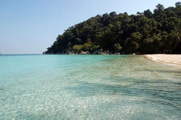 Mar azul tropical com palmas e areia — Fotografia de Stock