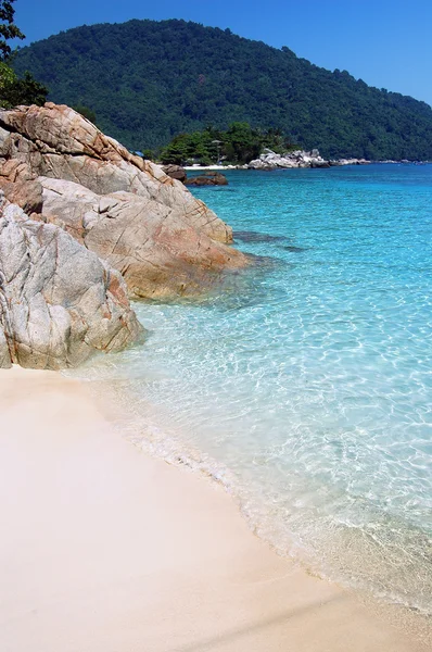 Mar azul tropical con piedra y arena — Foto de Stock