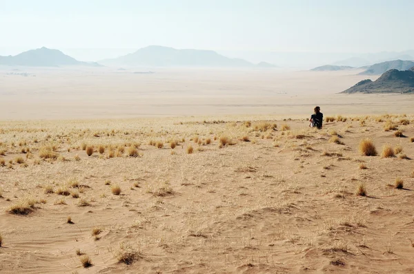 stock image Woman look at the desert