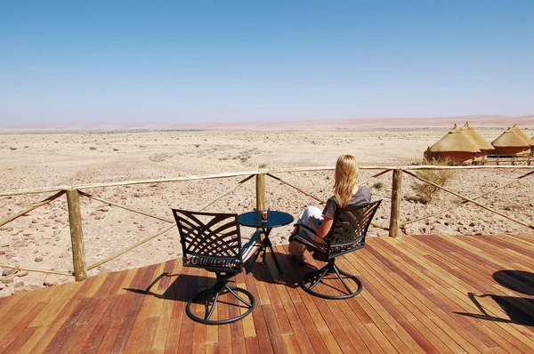 stock image Woman look at the desert