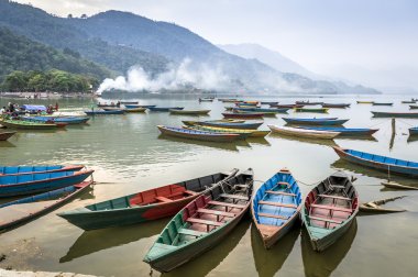 ahşap zevk teknelerle pokhara, fewa Gölü