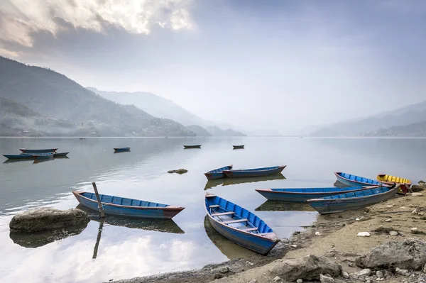 Båtar på pokhara fewa sjö — Stockfoto