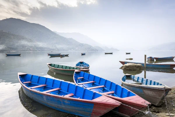 Barcos en fewa lake en pokhara, nepal —  Fotos de Stock