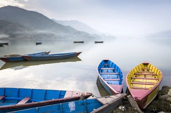 Båtar på fewa lake i pokhara — Stockfoto