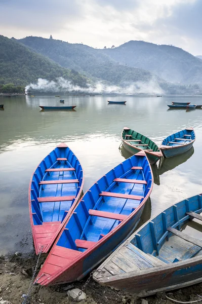 Barcos de madeira no Lago Pokhara, no Nepal — Fotografia de Stock