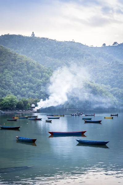 Fritidsbåtar på pokhara sjö i nepal — Stockfoto