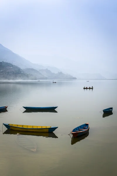 Barcos turísticos en el lago Pokhara Fewa en Nepal —  Fotos de Stock
