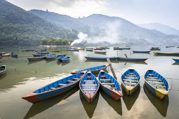Trä fritidsbåtar på fewa sjö i pokhara — Stockfoto