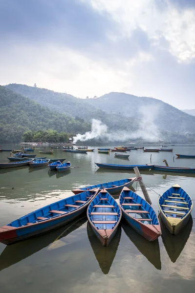 Lodě na fewa jezero v pokhara, Nepál — Stock fotografie