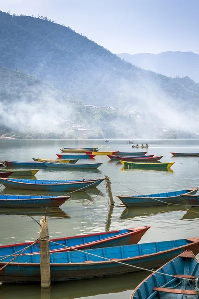 Barcos de prazer no Lago Fewa em Pokhara — Fotografia de Stock