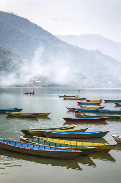 Fewa Gölü pokhara, nepal, ahşap tekneler — Stok fotoğraf